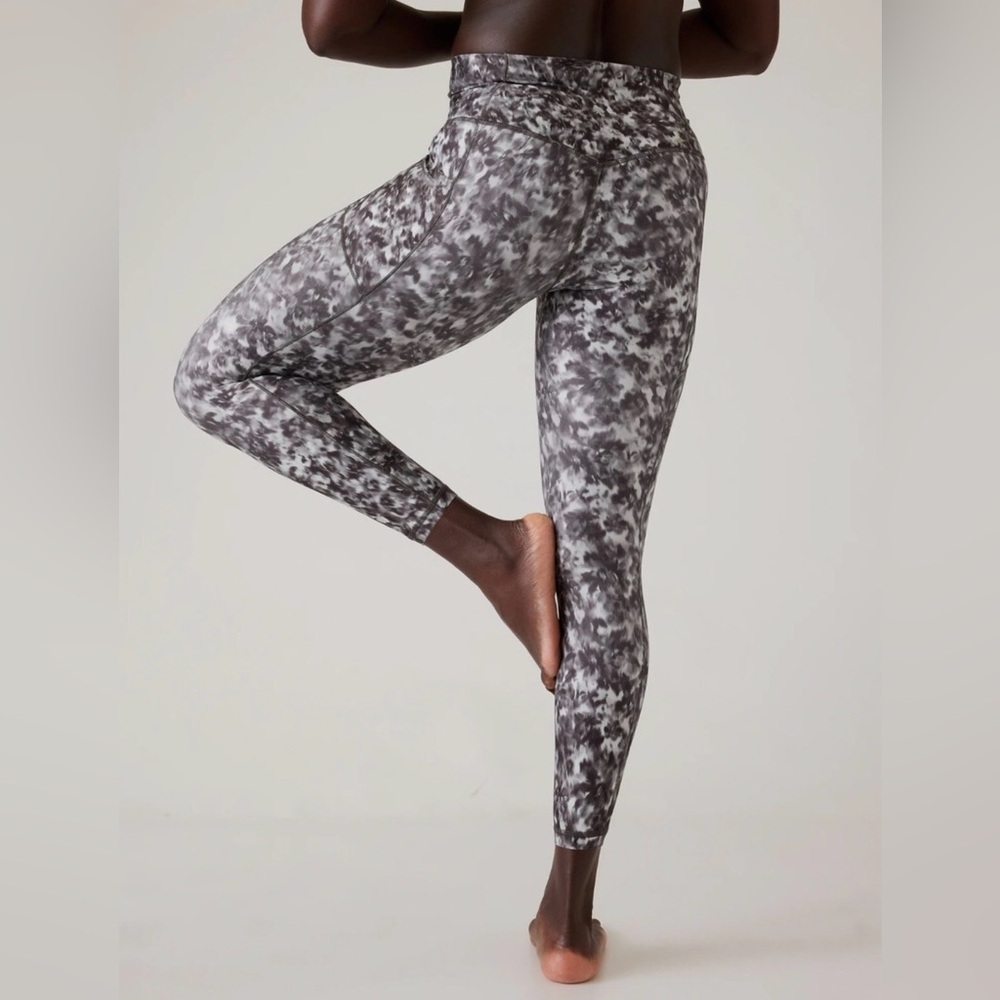 Athleta Salutation Stash 7/8 Tight - Picture 2 of 7